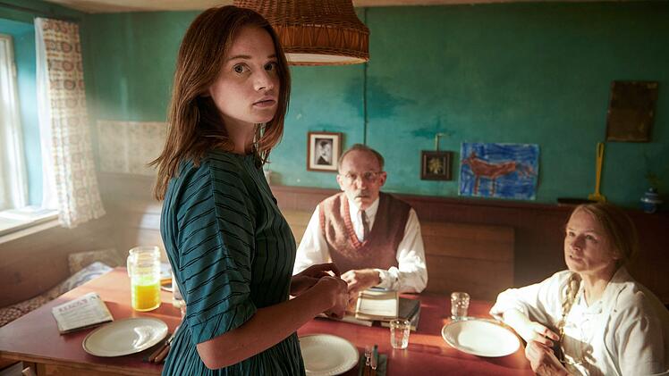 Luise (Luna Wedler, links), der Optiker (Karl Markovics) und Großmutter Selma (Corinna Harfouch) bereiten sich auf einen Todesfall im Dorf vor.