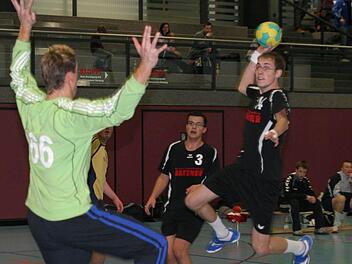 Jonathan Steffan (rechts) und seine Eberner Mannschaftskollegen nehmen am Samstag in  Neustadt die Handball-Bezirksligasaison auf.
