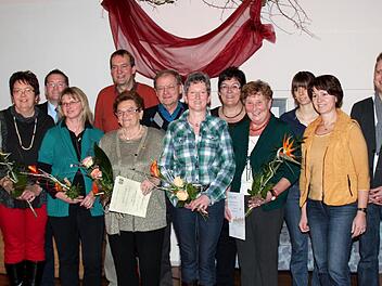 Die geehrten Mitglieder, von links: Christine Münch, Karsten Fischkal, Helga Kießling, Yves Boutelant, Marianne Weller, Jupp Stubenvoll, Marianne Mönius, Antonie Vian, Barbara Brehm, Elisabeth Kratz, Doris Kratz, Markus Stubenvoll  Fotos: Johanna Blum