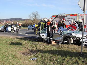 Um den eingeklemmten Fahrer bergen zu können, wurde das Fahrzeugdach entfernt.