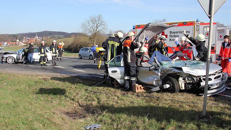 Um den eingeklemmten Fahrer bergen zu können, wurde das Fahrzeugdach entfernt.