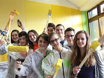 Sie freuen sich mit Pinsel und Farbwalze: Die Gemeinsamkeit schätzten die Schüler bei der Renovierung des Klassenzimmers sehr. Foto: Gerd Schaar