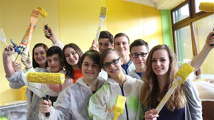 Sie freuen sich mit Pinsel und Farbwalze: Die Gemeinsamkeit schätzten die Schüler bei der Renovierung des Klassenzimmers sehr. Foto: Gerd Schaar