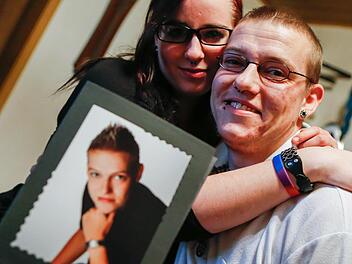 Der Weg von einer Frau zu einem Mann: Rene und Angelina haben letztes Jahr geheiratet. In der Hand hält er ein Bild von früher, als er noch Bianca war.  Fotos: Matthias Hoch