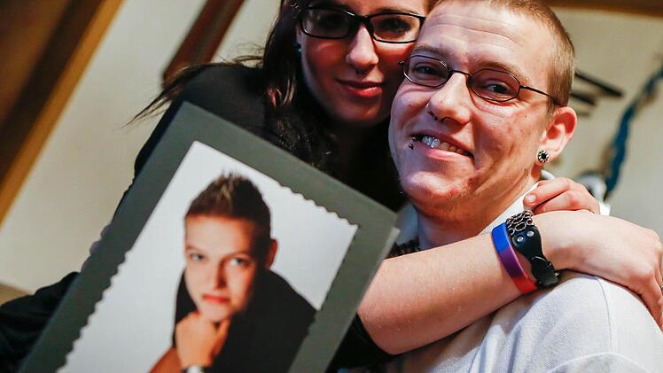 Der Weg von einer Frau zu einem Mann: Rene und Angelina haben letztes Jahr geheiratet. In der Hand hält er ein Bild von früher, als er noch Bianca war.  Fotos: Matthias Hoch