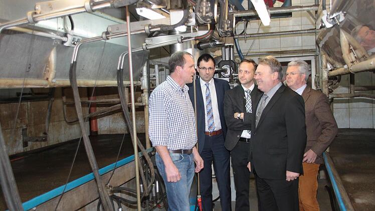 Landwirtschaftsminister Helmut Brunner besichtigt den Betrieb von Norbert Erhardt in Moschenbach. Foto: Jürgen Gärtner