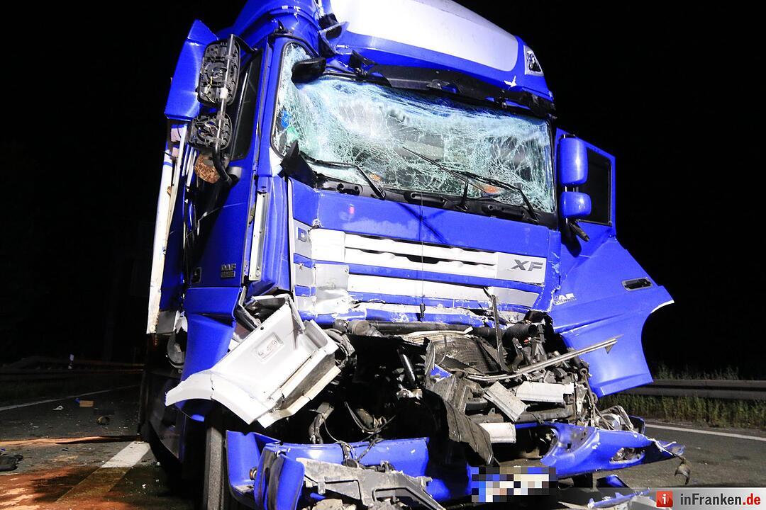 Lkw prallt gegen Stauende auf A3