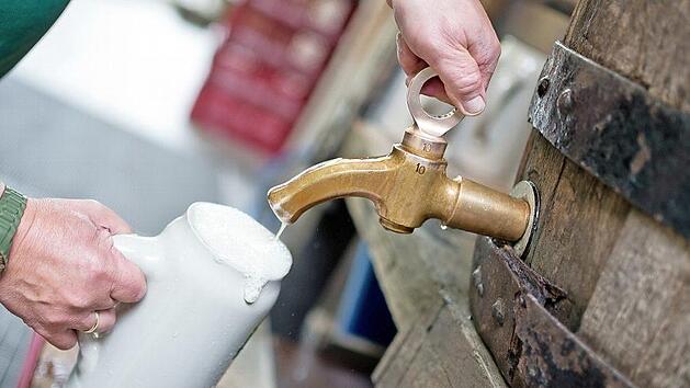 Die Brauereien m&uuml;ssen ihr Bier bald teurer verkaufen, damit ihre Ausgaben gedeckt sind . Symbolfoto: Daniel Karmann / dpa