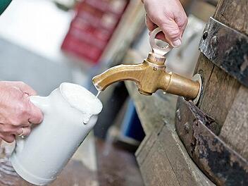 Die Brauereien müssen ihr Bier bald teurer verkaufen, damit ihre Ausgaben gedeckt sind . Symbolfoto: Daniel Karmann / dpa
