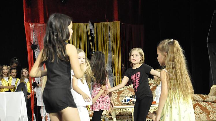 Das Gespenst von Canterville nach Oscar Wild wurde als Kindermusical im Kissinger Kurtheater aufgeführt. Foto: Peter Klopf