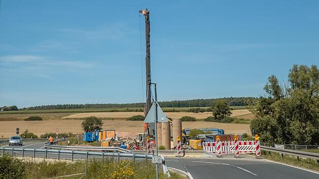 Schweres Gerät ist an der Brückenbaustelle hinter Mönchsambach im Einsatz.  Fotos (3): Lea Schreiber;