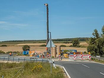 Schweres Gerät ist an der Brückenbaustelle hinter Mönchsambach im Einsatz.  Fotos (3): Lea Schreiber;
