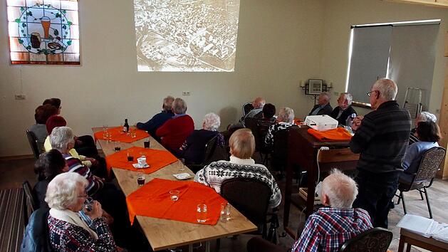 Hammelburger Geschichte aus den vergangenen 170 Jahren hat Rudolf Hannawacker am Beispiel seiner eigenen, alteingesessenen Familie im Generationentreff "Taubenschlag" pr&auml;sentiert.        Foto: Willy Volkert