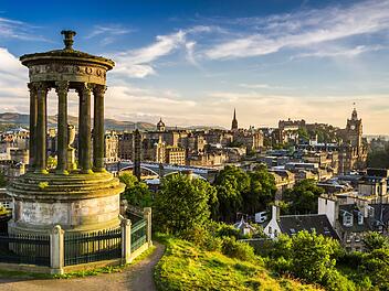 Beautiful view of the city of Edinburgh Wunderschöner Blick auf die Stadt Edinburgh