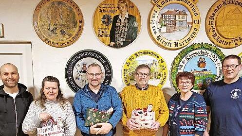 Die Preistr&auml;ger des Adventsschie&szlig;ens (v.l.): Schie&szlig;leiter Jan Wagner, die Preistr&auml;ger Kerstin Schmidt (in Vertretung f&uuml;r Helmut Schmidt), Thomas Schlottke und Arnulf Friedmann mit den Sch&uuml;tzenmeistern Petra Haderlein und Alexander Garbarek.