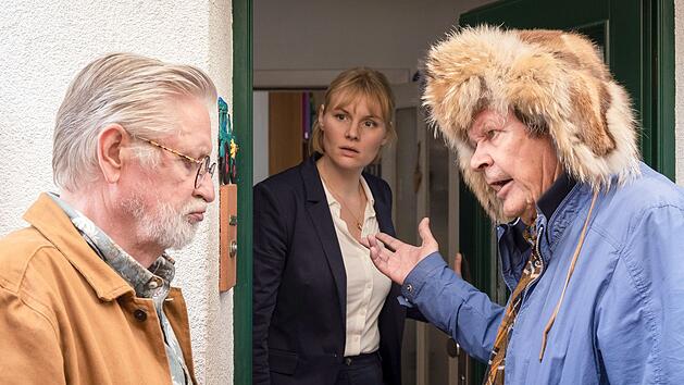 Der alte Griesgram (Heikki Kinnunen, rechts) dr&auml;ngt seinen Bruder Tarmo (Kari V&auml;&auml;n&auml;nen), auf dem Weg zu dem roten Escort einen Zwischenstopp bei Tarmos entfremdeter Tochter Maria (Rosalie Thomass) einzulegen.