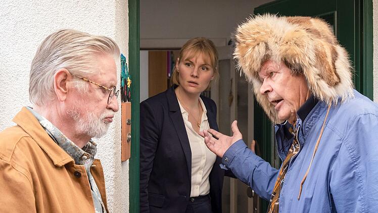 Der alte Griesgram (Heikki Kinnunen, rechts) dr&auml;ngt seinen Bruder Tarmo (Kari V&auml;&auml;n&auml;nen), auf dem Weg zu dem roten Escort einen Zwischenstopp bei Tarmos entfremdeter Tochter Maria (Rosalie Thomass) einzulegen.