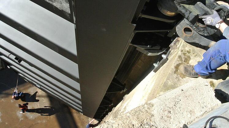 Puh, das ist tief unten, da darf das Tor nicht einfach rumschwingen...