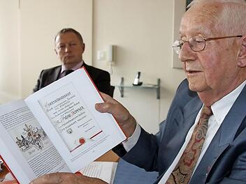 Die Ernennungsurkunde Julius Döpfners zum Bad Kissinger Ehrenbürger wurde nach Werner Eberths Angaben hier noch nie veröffentlicht. Geschaffen hat sie der Maler und Grafiker Heinrich Roß.  Foto: Edgar Bartl