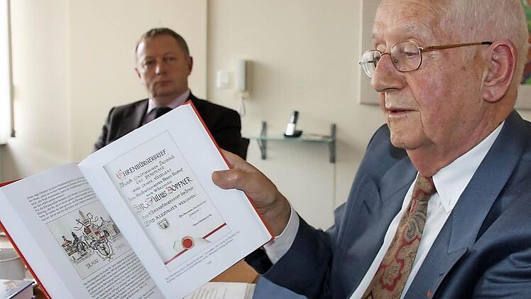 Die Ernennungsurkunde Julius Döpfners zum Bad Kissinger Ehrenbürger wurde nach Werner Eberths Angaben hier noch nie veröffentlicht. Geschaffen hat sie der Maler und Grafiker Heinrich Roß.  Foto: Edgar Bartl