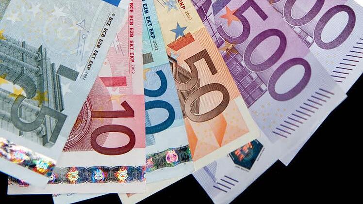 Ums Geld ging es im Kreistag Haßberge. (Symbolfoto: Robert Schlesinger/dpa)