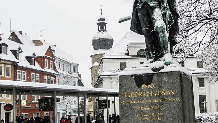 Winterimpressionen aus Coburg: Theaterplatz mit Josias-DenkmalFoto: Jochen Berger