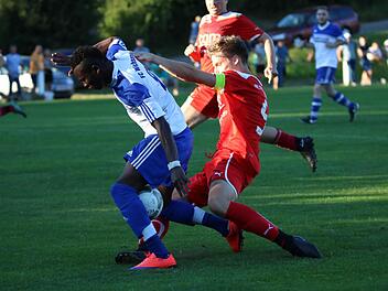 Muhamad Abubakar (l.) erzielte für den FC Wichsenstein in der 50. Minute den 1:1-Ausgleich gegen den SV Hiltpoltstein. Ein spätes Elfmeter-Tor bescherte dem FCW schließlich den 2:1-Sieg. Foto: Matthias Hofmann
