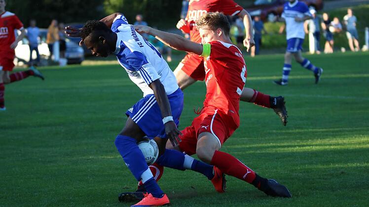 Muhamad Abubakar (l.) erzielte für den FC Wichsenstein in der 50. Minute den 1:1-Ausgleich gegen den SV Hiltpoltstein. Ein spätes Elfmeter-Tor bescherte dem FCW schließlich den 2:1-Sieg. Foto: Matthias Hofmann
