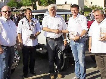 Siegerehrung des Oldtimerclubs Kronach in Weißenbrunn. Von links: Bürgermeister Egon Herrmann, Daniel Weber (Sieger der Kerwa-Prüfung) und Gewinner des Wanderpokals, Gerhard Moser (Vorsitzender Oldtimerclub), Mario Delia (3. Platz) und Heinz Schmidt (2. Platz)  Foto: K.- H. Hofmann