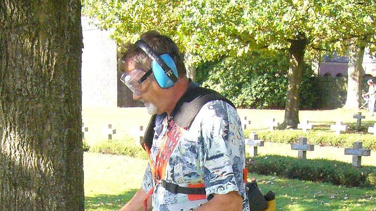 Günter Behr bei der Arbeit. Die Großwenkheimer hatten in diesem Jahr viel Glück mit dem Wetter. Überwiegend herrlichster Sonnenschein versüßte die Arbeit. Foto: Paul Ziegler