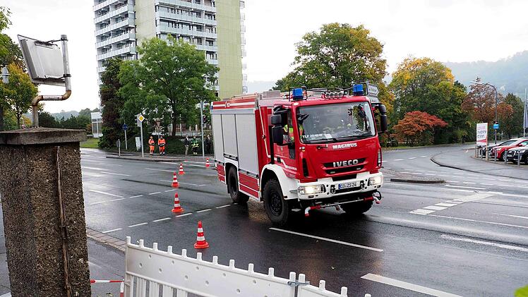 Rekonstruktion einer Tragödie im letzten September: Mit 15 Kilometern pro Stunde nimmt das Tanklöschfahrzeug die Kurve. Im August vergangenen Jahres ist an dieser Stelle ein ähnliches Fahrzeug der Coburger Feuerwehr bei einer Bewegungsfahrt umgekippt. Der junge Beifahrer wurde dabei tödlich verletzt. Am Steuer des Lkw saß der Vater des 20-Jährigen. Nach dem nun vorliegenden Gutachten trifft den Fahrer keine Schuld. Archivfoto: Christoph Winter