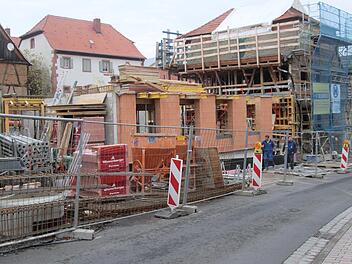 Die veranschlagten Kosten und der Fertigungstermin sind nicht zu halten beim Rathaus-Neubau in Euerdorf.  Foto: Winfried Ehling