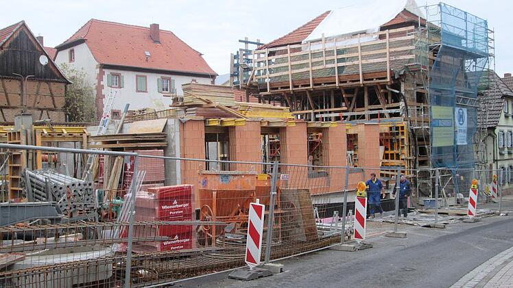 Die veranschlagten Kosten und der Fertigungstermin sind nicht zu halten beim Rathaus-Neubau in Euerdorf.  Foto: Winfried Ehling