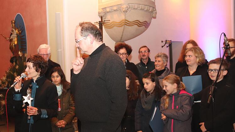 Sandra Ruß am Mikrofon, daneben Jürgen Schatz  Foto: Johanna Blum