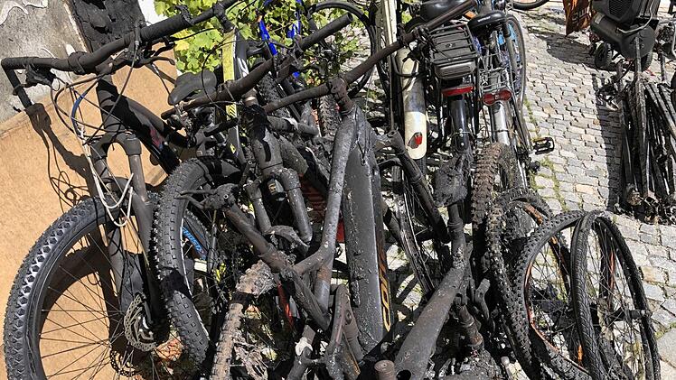 In einem Geschäft in Treuchtlingen entstand am Sonntag ein hoher Schaden nach einem Brand. Foto: NEWS5 / Goppelt