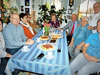 Irene Potempka mit Ehemann Jochen und Sohn Bastian (rechts) im Kreise ihrer Geburtstagsgäste Foto: Werner Reißaus