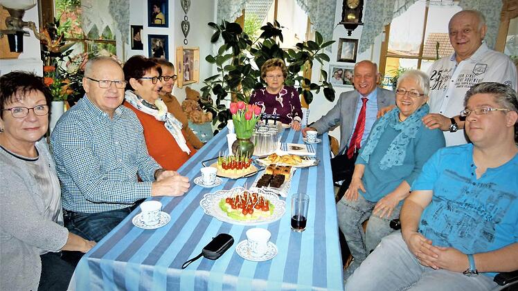 Irene Potempka mit Ehemann Jochen und Sohn Bastian (rechts) im Kreise ihrer Geburtstagsgäste Foto: Werner Reißaus