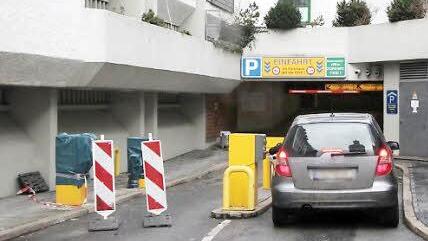 Nur eine Spur frei: Das weist schon bei der Einfahrt darauf hin, dass das Parkhaus Mauer nicht so funktioniert wie sonst.