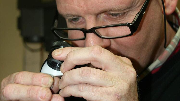 Mit einer Art Lupe prüft Peter Deeg die Spitze des Instruments. Foto: Daniela Röllinger