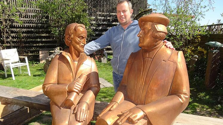 Es schien als führten Martin Luther und Philipp Melanchthon im Garten von Klaus Metz einen theologischen Disput.  Foto: Marion Eckert