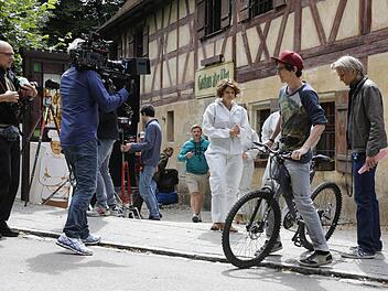 Impression vom Tatort-Drehtag in Rockenbrunn: Die gebürtige Bambergerin Eli Wasserscheid (Mitte) geht die nächste Szene durch.  Foto: M. Hoch