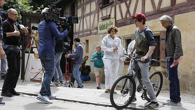 Impression vom Tatort-Drehtag in Rockenbrunn: Die gebürtige Bambergerin Eli Wasserscheid (Mitte) geht die nächste Szene durch.  Foto: M. Hoch