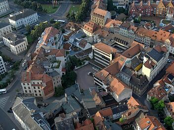 Das künftige "Quartier" aus der Vogelperspektive: Links unten der ehemalige Metzner-Komplex, in der Bildmitte das Parkdeck der früheren Sparkasse, deren Gebäude sich dahinter zur Langen Straße hin erhebt. Foto: Ronald Rinklef