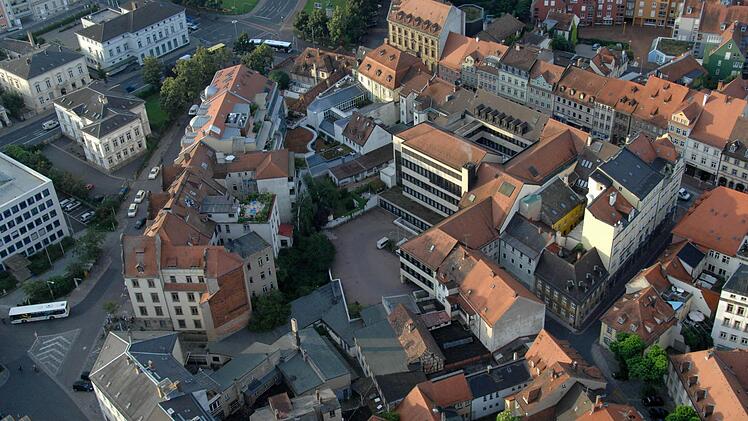 Das künftige "Quartier" aus der Vogelperspektive: Links unten der ehemalige Metzner-Komplex, in der Bildmitte das Parkdeck der früheren Sparkasse, deren Gebäude sich dahinter zur Langen Straße hin erhebt. Foto: Ronald Rinklef