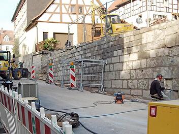 Die Sanierungsarbeiten an der Sandsteinmauer vor dem Rathaus sind in vollem Gange. Foto: Andreas Welz