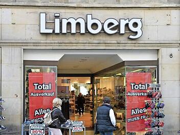 Der Räumungsverkauf in dem bekannten Schuhhaus in der Langen Straße hat bereits begonnen. Foto:Ronald Rinklef