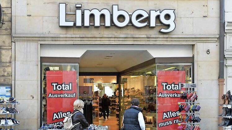 Der Räumungsverkauf in dem bekannten Schuhhaus in der Langen Straße hat bereits begonnen. Foto:Ronald Rinklef