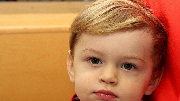 der zweijährige Leno, einer der jüngsten Fans hatte den ganzen Tag durchgehalten und freute sich über den 2.Platz von Papas Mannschaft.