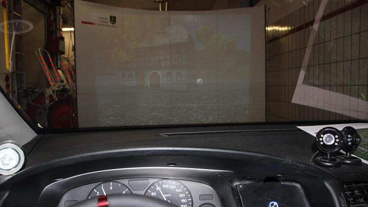 So sieht der Blick von Lenkrad des Fahrsimulators in Richtung Leinwand aus.  Foto: Andreas Schmitt