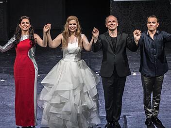 Reichlich Applaus gab es für die Sopranistin Betsy Horne (2.v.l.), die in der Titelrolle von Dvorãks Oper "Rusalka" am Landestheater Coburg gastierte.Foto: Jochen Berger